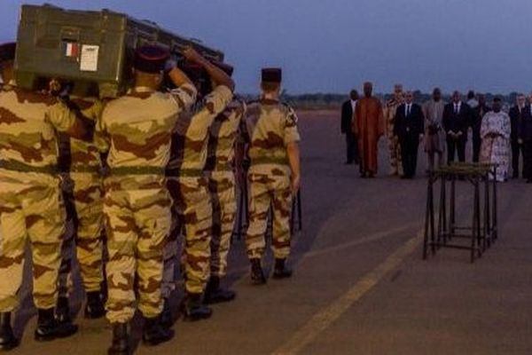 Les cercueils de de Gislhaine Dupont et Claude Verlon portés par les militaires à l'aéroport de Bamako, le 3 novembre