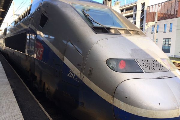 Le TGV de remplacement à quai à Poitiers avant son départ pour Roisssy.