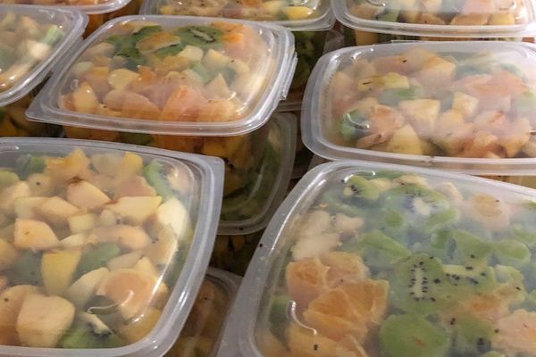 10,340 tonnes de salade de fruits, nouveau record du monde à Chécy dans le Loiret.