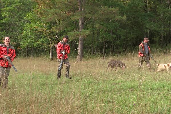 Sandra la mère, Juan le fils et Frédéric le père, accompagnés de leurs chiens, partent à la chasse ensemble.