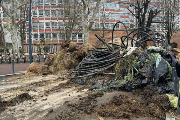 Le reste des déchets déversés devant la Cité administrative.