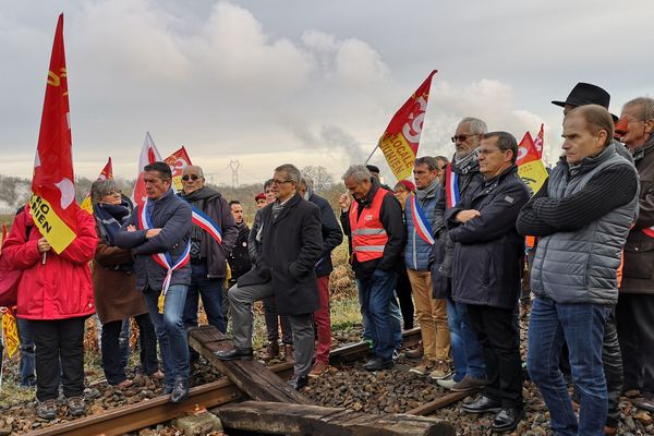 Pour compenser la fermeture, un service de bus censé être provisoire a été mis en place entre Angoulême et Limoges.