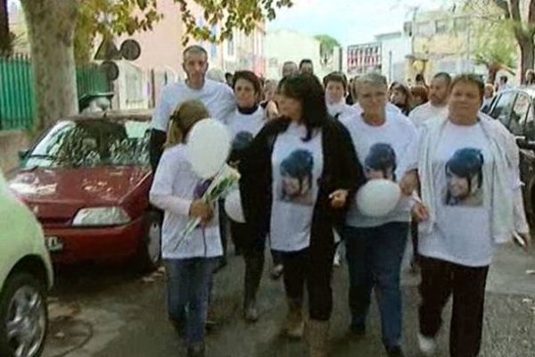 En tête de cortège la maman d'Elodie