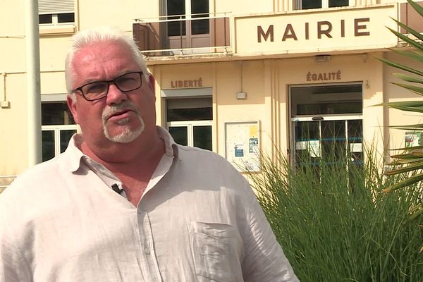 Patrick Callais devant la mairie du Trait en juin 2020