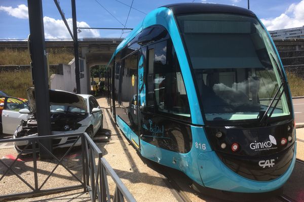 La voiture est entré en collision avec le tramway, au rond point de Micropolis à Besançon ce samedi 25 juillet. 