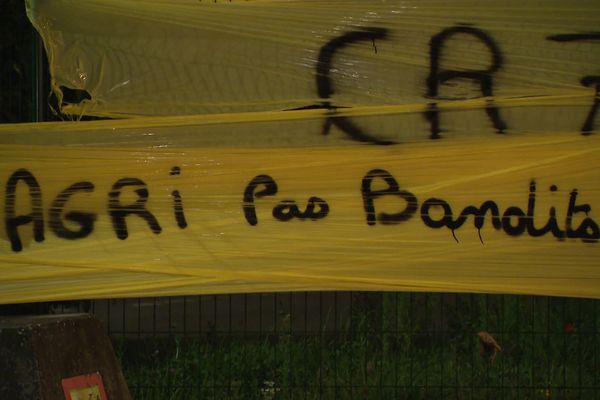 La Coordination rurale de Haute-Saône a mené une action surprise devant l'Office Français de la biodiversité (OFB), à Noidans-lès-Vesoul.