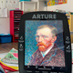 Une borne "Arture" représentant un autoportrait de Van Gogh.