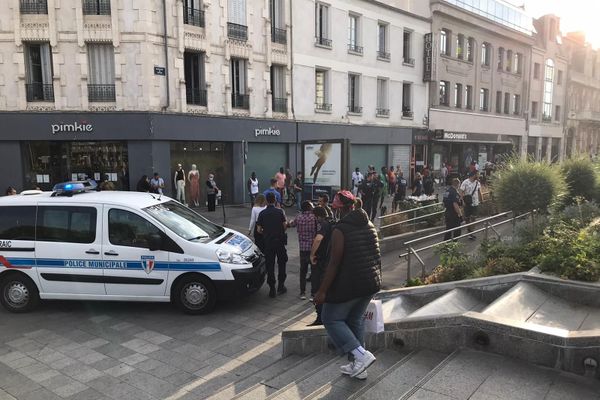 La police sur place devant la gare d'Orléans après une bagarre, le 12 août 2020. 