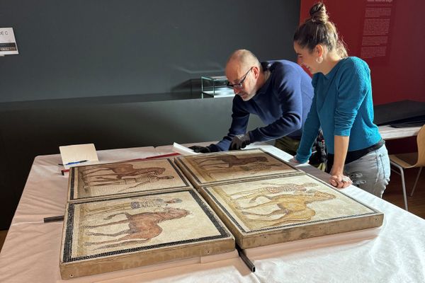 Lors de l'installation de la mosaïque de Baccano en provenance du Museo Nazionale Romano de Rome.