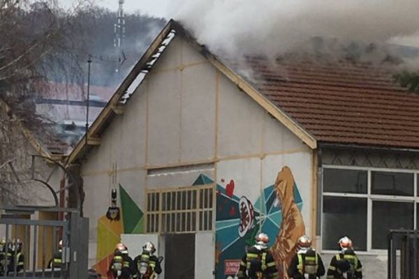 Le feu s'est déclaré dans un établissement scolaire, situé rue Auguste Delaune, à Givors ce lundi matin, 4 décembre. 150 personnes évacuées.