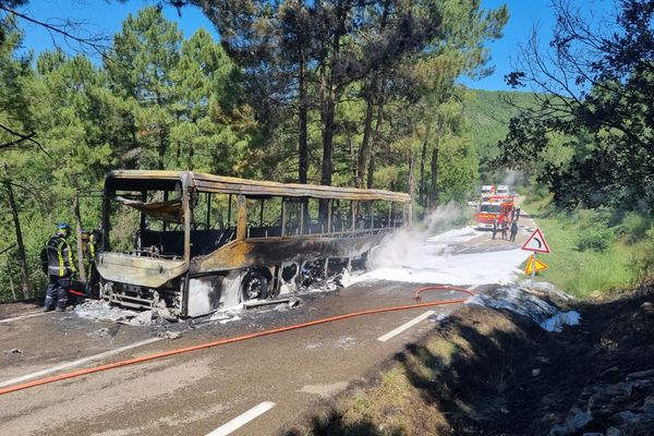 Impressionnante photo d'un car entièrement brûlé