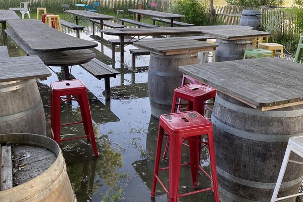 Il y a quelques jours, la terrasse basse de la guinguette de Port-Thibault était inutilisable.