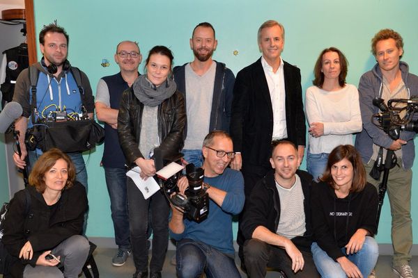 L'équipe de tournage, accompagnée du présentateur de l'émission. 