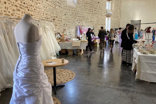 Des robes de mariées de seconde main sont présentées à la brocante spéciale mariage de Saint-Germain-Lembron (Puy-de-Dôme).