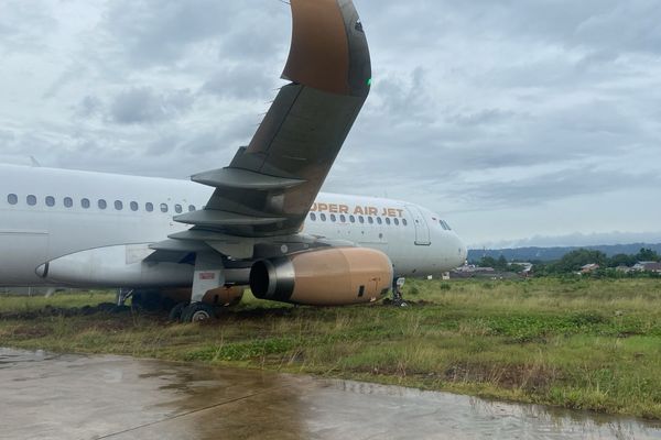 Un Airbus 320 a dépassé la piste lors de son atterrissage, samedi 25 mai, en Indonésie.