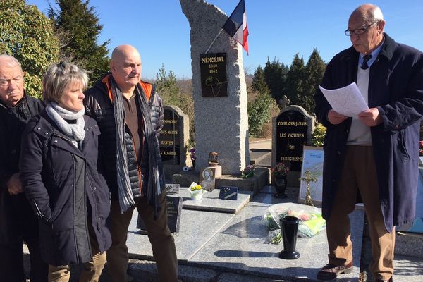 Une dizaine de représentants des pieds noirs se sont rassemblés au cimetière de Louyat pour protester contre les propos d'Emmanuel Macron sur la colonisation