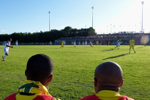 Pancrate et Chaker regardant leurs camarades jouer ce samedi 03 août 2013 à Pornic