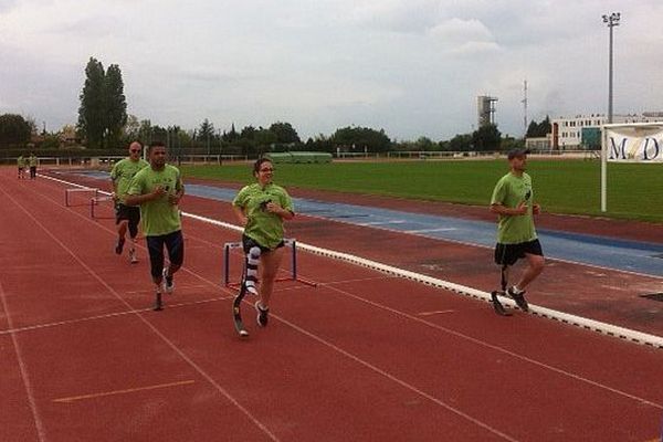 Plusieurs participants ont testé, samedi, les prothèses de course au stade Colette-Besson de Lunel.