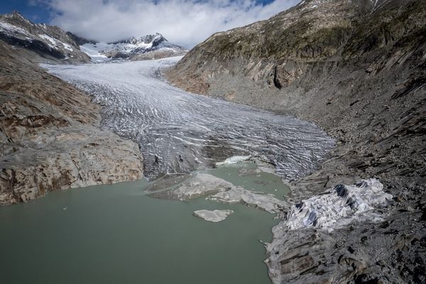 Cette photographie aérienne a été prise au-dessus de Gletsch, dans les Alpes suisses, le 30 septembre 2024, montre une vue du glacier du Rhône avec du tissu isolant (en bas à droite) recouvrant une petite partie pour l'empêcher de fondre.