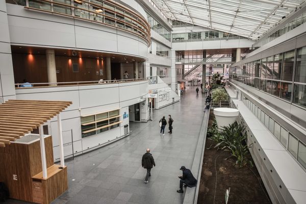 L'intérieur de l'hôpital Georges-Pompidou dans le 15e arrondissement de Paris destiné à accueillir les délégations olympiques en été prochain, en cas de besoin de soins plus complexes,