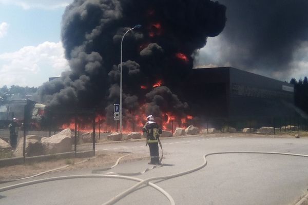 Plus de 200 litres de fioul ont pris feu. 43 pompiers sont mobilisés. 