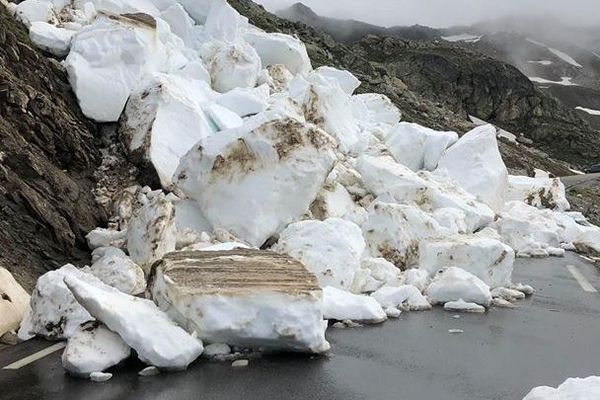 Plusieurs blocs de 20 tonnes, 10 mètres de haut et 50 mètres de large sont tombés sur la chaussée