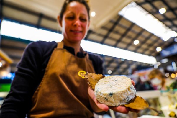 Au marché des Halles de Niort (79), une fromagère présente un Mothais sur feuille, le 9 septembre 2022 (Illustration).