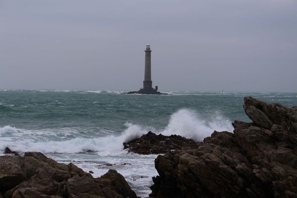 Un ciel souvent menaçant ce LUNDI au large de la Hague et du phare de Goury.