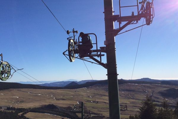 Un beau soleil mais pas de neige. Les remontées mécaniques restent à l'arrêt dans la station des Estables en Haute-Loire.