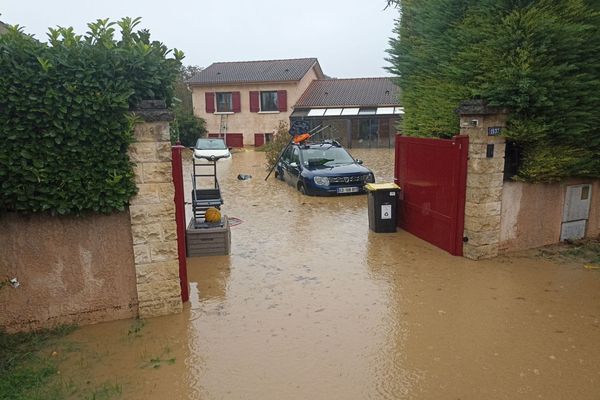 À Dagneux dans l'Ain, plusieurs maisons ont dû être évacuéee face à la montée de l'eau.