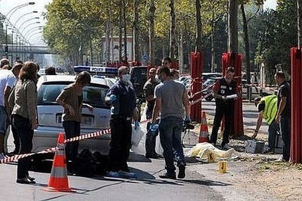 GRENOBLE - Des policiers autour du corps d'un homme de 52 ans tué par balles ce samedi 8 septembre. Le meurtre s'est produit peu après 10H30, sur un boulevard, à quelques mètres d'un marché dans le sud de la ville.


