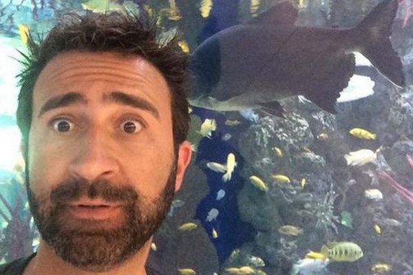 Mathieu Madénian aime faire de la plongée à l'aéroport de Nice... Disons, faire un selfie devant l'aquarium !