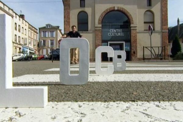 Matthieu Bellinghen devant le centre culturel d'Orbec pour vous pareler du salon "Création et design en Basse-Normandie"