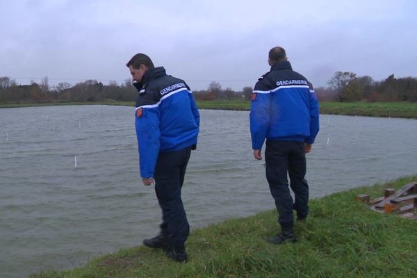 Les gendarmes surveillent les parcs à huîtres pour prévenir les vols.