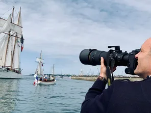 Ewan Lebourdais, derrière son objectif, ce 14 juillet 2024, lors des Fêtes maritimes de Brest