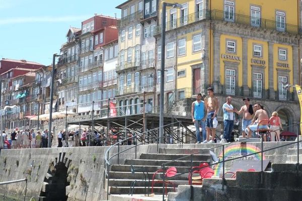 L'architecture exceptionnelle du quartier Ribeira, à Porto, lui a valu un classement au patrimoine mondial de l'Unesco, en 1996.