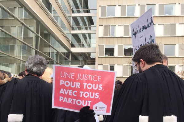 300 avocats rassemblés devant le palais de Justice de Lyon le 12 décembre 2018