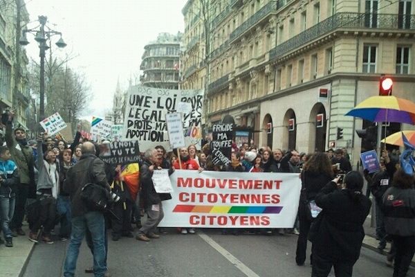 Dans les rues de Marseille les manifestants défilent depuis le début de l'après-midi