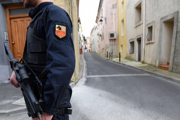 Un gendarme armé dans les rues de Marseillan, à une quarantaine de km de Montpellier. Deux des 4 suspects impliqué dans un projet d'attentat ont été arrêtés dans cette ville héraultaise vendredi.  