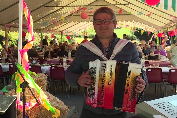 "On est fier de jouer de l'accordéon Maugein, s'exclame Bernard Rual, musicien corrézien, avec son accordéon rouge et blanc fermement tenu contre lui. On est des héritiers d'une musique régionale en Corrèze, et cela ne peut se faire, pour moi, que sur les accordéons Maugein."