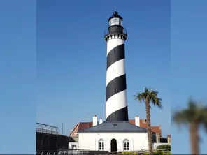 Le Black and White, célèbre phare de Petit-Fort-Philippe qui se visite en cette période