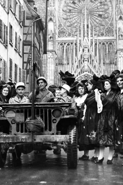 Soldats français à Strasbourg le 28 novembre 1944. La ville ayant été libérée le 22 novembre par la 2ᵉ division blindée.