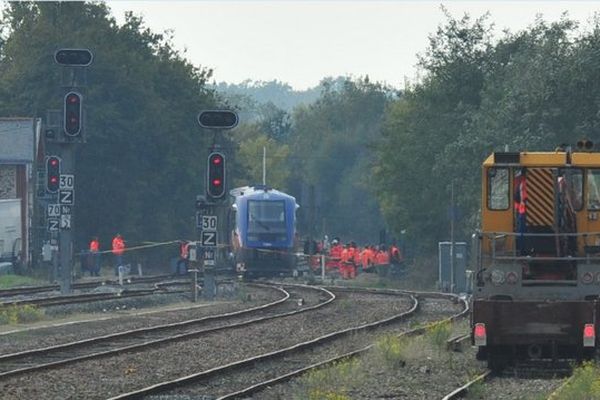 Le TER 859 100 Saint-Gilles-Croix-de-Vie Nantes à déraillé à l'entrée de la gare de Sainte-Pazanne le 12 octobre 2015 vers 5h45 sans faire de blessé parmi les passagers