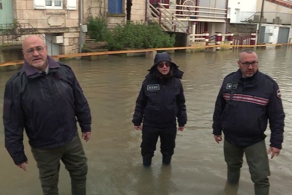 Le pic de la crue est attendu vendredi, mais 200 maisons sont déjà complètement inondées à Saintes.