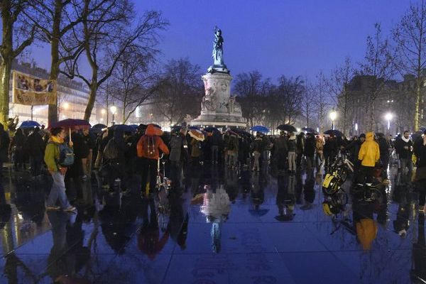 Des participants à l'opération #Nuit Debout" rejoignent la place de la République, le 2 avril 2016.