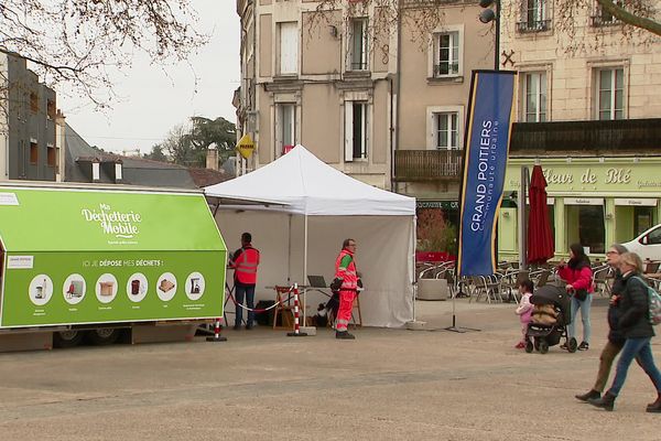 La déchèterie mobile installée place du marché Notre-Dame