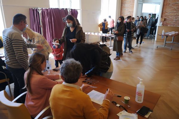 L'affluence ce dimanche matin 10 avril au bureau de vote du Capitole à Toulouse pour la présidentielle 2022