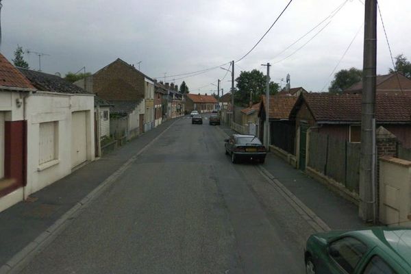 C'est dans cette portion de la rue de la Fontaine à Albert (80) que le jeune homme de 25 ans a été retrouvé.