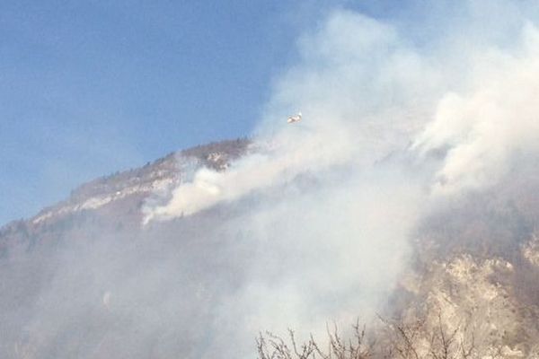 Mardi 17 novembre, deux Canadairs de Marignane sont intervenus pour contenir la progression du feu.