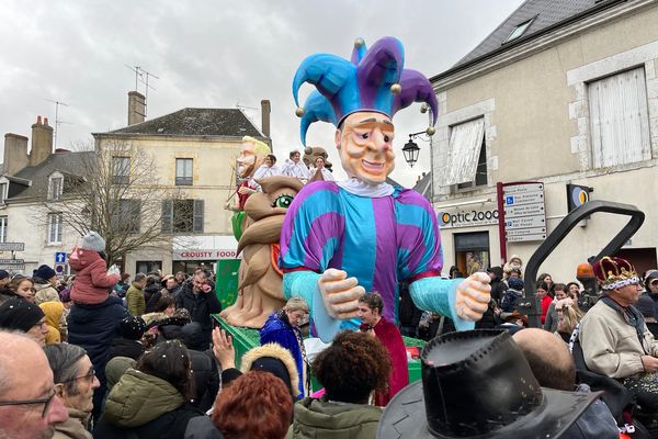 La foule observant le char "Robin des Bois" au carnaval de Jargeau